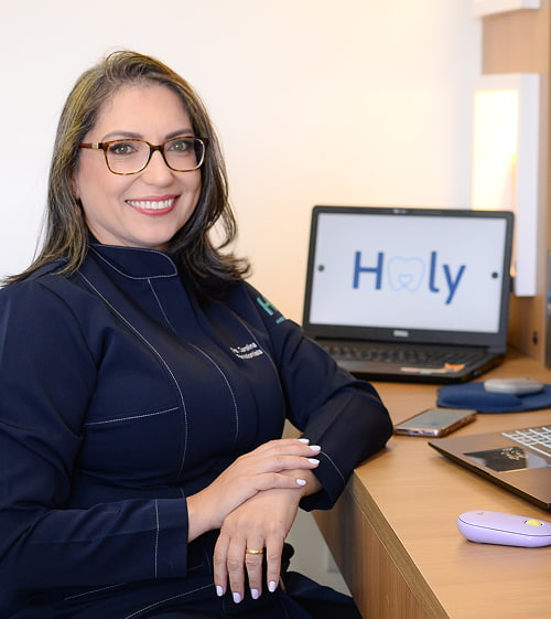 dra-carolina-ceo-holy-odontologia